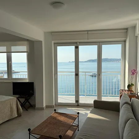アパート With Lovely Sea Views *